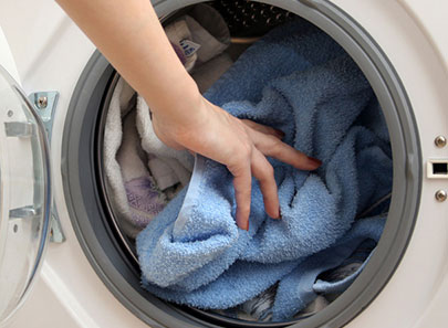 Перегрузить белье в стиральной машине