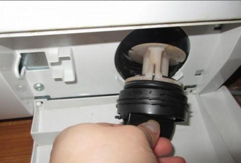Как открыть и почистить фильтр в стиральной машине