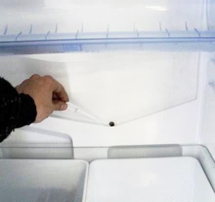 Замерзла дренажная трубка в холодильнике